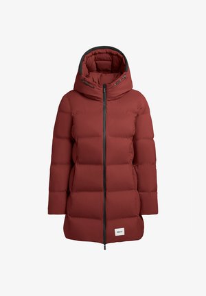 Rode gewatteerde jas met een hoge kraag en een capuchon, voorzien van een ritssluiting aan de voorkant, zwarte accenten en een klein merkje aan de zoom.