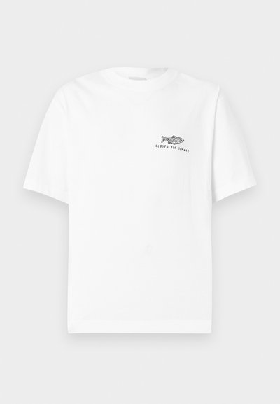 T-shirt blanc à manches courtes avec un petit graphique de poisson noir et le texte « FERMÉ POUR L'ÉTÉ » sur le côté gauche de la poitrine.