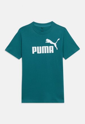 Τυρκουάζ κοντομάνικη μπλούζα Puma με λευκό λογότυπο Puma και κείμενο στο κέντρο του στήθους, τοποθετημένη επίπεδα σε λευκό φόντο.