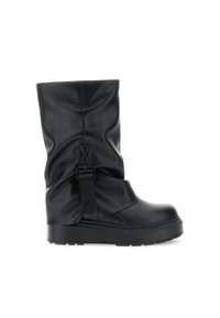 Bota de cuero sintético negro con un diseño arrugado, que presenta una correa lateral con hebilla y una suela gruesa y texturizada.