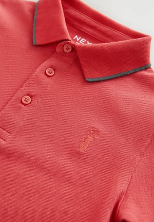 Rode polo met textuurstof, knopen en een contrasterende grijze kraag. Voorzien van een geborduurd kreeftontwerp op de borst.