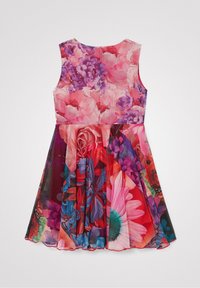 Kolorowa sukienka kwiatowa bez rękawów, z żywymi wzorami w kolorach różowym, czerwonym i niebieskim; lekka tkanina z rozkloszowanym dołem.