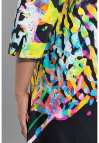 Buntes Kleid mit einem lebhaften abstrakten Muster in den Farben Blau, Orange, Gelb und Schwarz, mit einem gespaltenen Manschettendesign und weicher Textur.