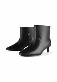 Schwarze Lederstiefeletten mit spitzem Zeh, glatter Textur, seitlichem Reißverschluss und niedrigem Kittenheel.