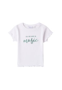 Biała, prążkowana koszulka z krótkim rękawem z falbaniastym dołem. Na przodzie w turkusowym, kursywnym piśmie napis "All We Have is music".