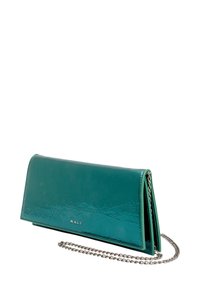 Türkise Lackleder-Geldbörse mit einem Umklapp-Design, silberner Kettenriemen und sichtbarem Markenzeichen. Glatte Textur mit glänzendem Finish.