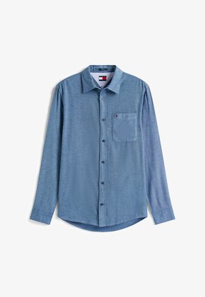 Camisa de manga larga azul claro, mezcla de algodón, de botones, con un bolsillo en el pecho y un cuello interior a rayas en contraste. Cuello clásico, dobladillo curvado.