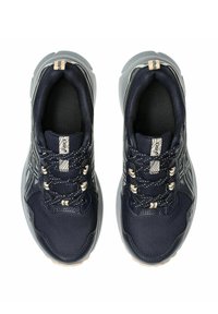 Zapatillas deportivas en color azul marino con parte superior de malla texturizada, detalles reflectantes en plata y cordones negros. Cuentan con una suela acolchada y un detalle del logotipo en la lengüeta.