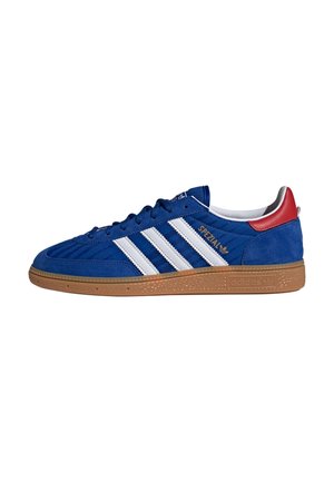 Blauer Adidas Spezial Sneaker mit weißen Streifen, rotem Fersenlasche und Gummisohle, seitlich auf weißem Hintergrund gezeigt.
