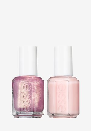 Due bottiglie di smalto Essie: una contiene una tonalità di viola chiaro scintillante, l'altra un rosa pastello liscio. Entrambe hanno tappi bianchi.
