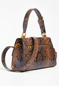 Brązowo-czarna torebka w wężowy wzór wykonana z teksturowanej skóry, o zorganizowanym kształcie, z złotymi okuciami i odpinanym paskiem.