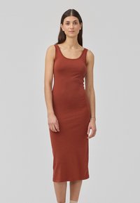 Robe midi sans manches de couleur rouille avec un décolleté rond. Tissu doux, coupe ajustée et texture lisse ; arrive au milieu du mollet.