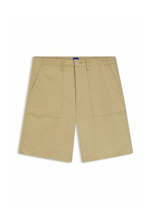 Pantaloncini beige al ginocchio con tasche applicate frontali, passanti per cintura, chiusura con bottone e cuciture visibili su sfondo bianco.