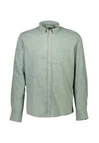 Camisa de lino verde de manga larga con cuello abotonado, que presenta un bolsillo en el pecho y botones marrones a lo largo de la tapeta. Acabado texturizado.