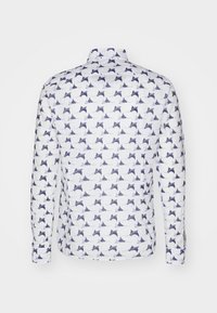 Koszula z długim rękawem na białym tle z powtarzającym się wzorem granatowych muszek. Miękka tkanina, mankiety na guziki, klasyczny kołnierz.