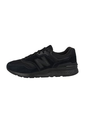 Sort New Balance sneaker med mesh- og ruskinddetaljer, snørelukning og polstret sål vist i sideprofil.