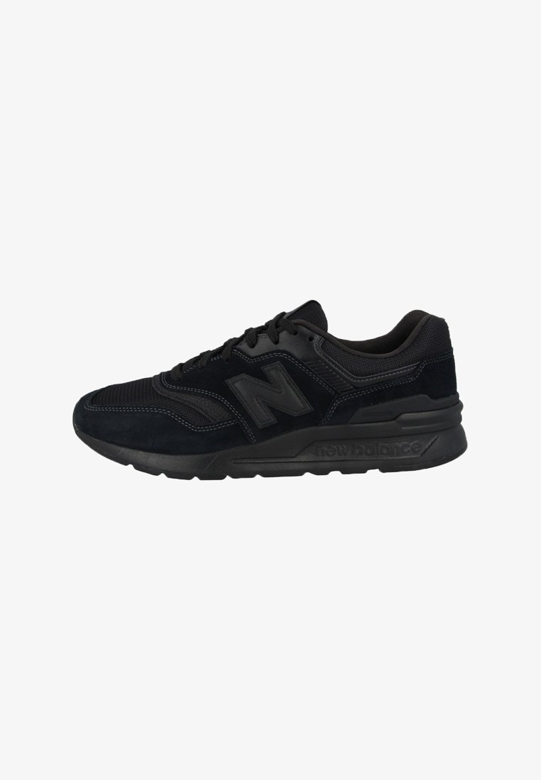 Baskets noires New Balance avec détails en mesh et en daim, fermeture à lacets, semelle rembourrée, montrées de profil.