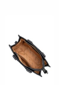 Czarna skórzana torebka pokazująca otwarte wnętrze z jasnobrązowym podszyciem i dwoma przegrodami, z zamkiem błyskawicznym i podwójnymi uchwytami.