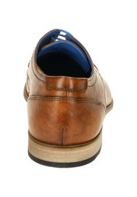 Brązowy skórzany but o gładkiej fakturze, zaokrąglonym nosie, niebieskich akcentach wnętrza i kontrastowej jasnej podeszwie. Widok z tyłu pokazuje minimalne szwy.