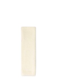 Rektangulært hvidt uldtilbehør med blød tekstur og en subtil ribbet kant. Minimalistisk design uden yderligere mønstre eller accenter.