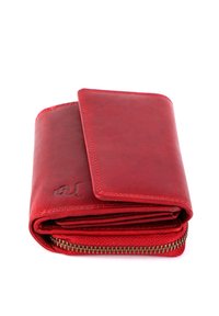 Cartera de cuero rojo con textura suave, diseño plegable, logo en relieve y cierre de cremallera dorado. Cuenta con varios compartimentos en su interior.