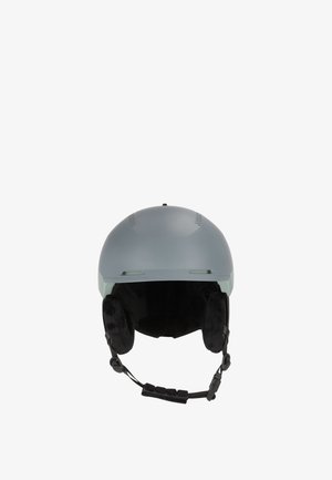 Casque de ski gris mat avec protections d'oreilles en tissu noir rembourré et sangle de menton ajustable, présenté de face sur fond blanc.