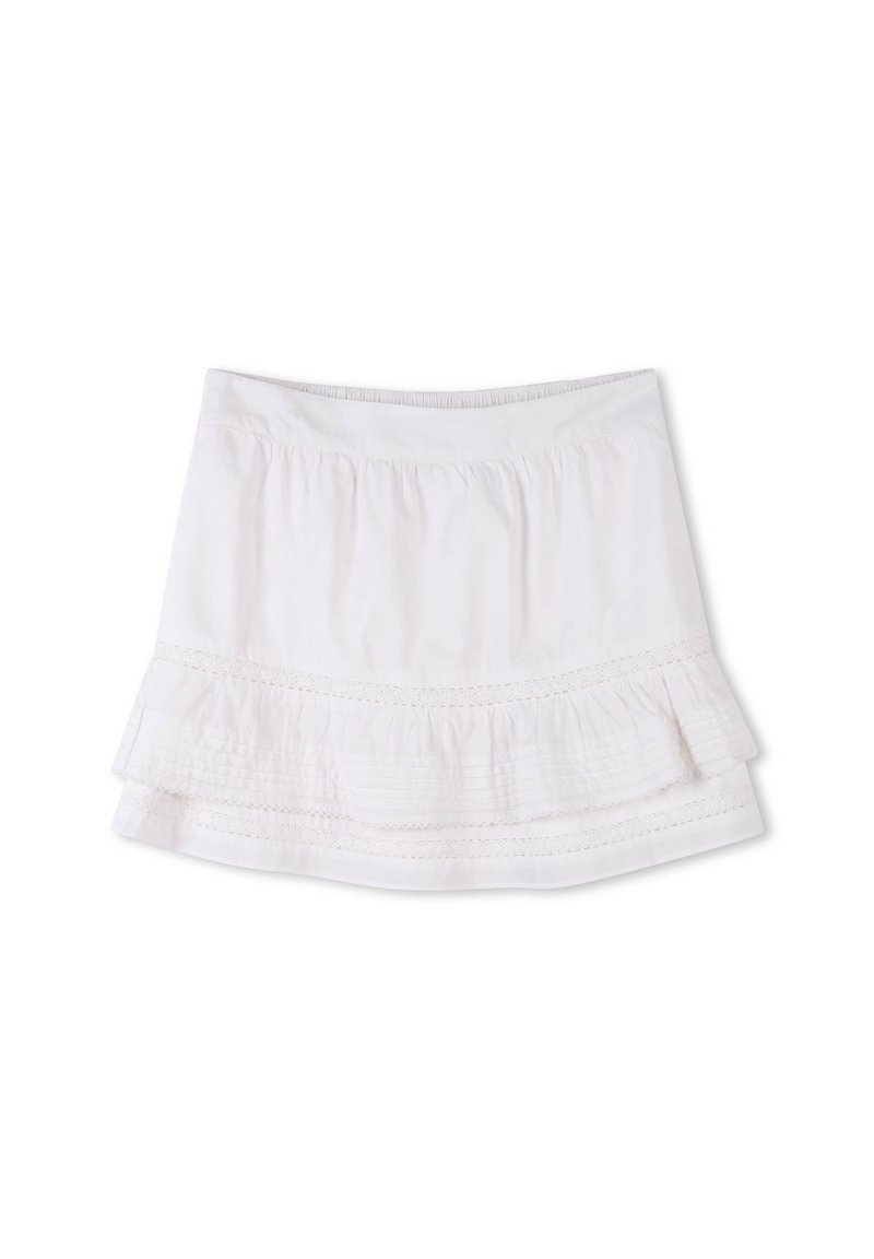 Witte tiered mini rok met geplooide en kanten randdetails en elastische tailleband op een witte achtergrond.
