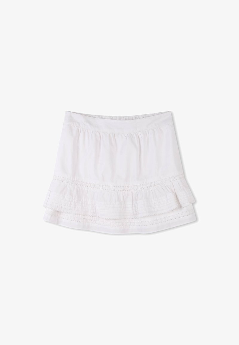 Jupe mini blanche à volants avec des détails plissés et en dentelle, et taille élastique sur fond blanc.