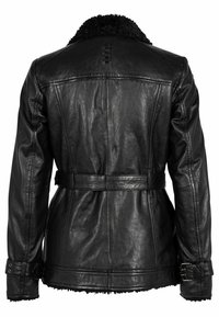 Zwarte leren jas met een nepbontkraag, een taille met riem en een gestructureerd oppervlak, met knoopdetails aan de achterkant en gespsluitingen op de mouwen.