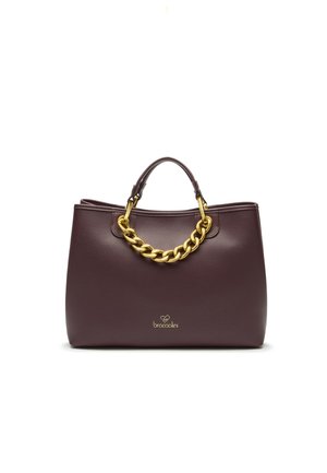 Borsa a mano in pelle borgogna con forma strutturata, dotata di manico a catena in tono dorato e dettaglio del logo impresso sul davanti.