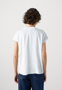 Marc O'Polo DENIM SHORTSLEEVE CUT ON ROUNDNECK - Jednoduché tričko - silky white