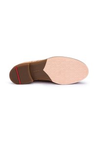 Schuhsohle mit einem Obermaterial aus braunem Leder, ausgestattet mit einer strukturierten hellrosa Gummisohle und einem dezenten roten Akzent an der Ferse.