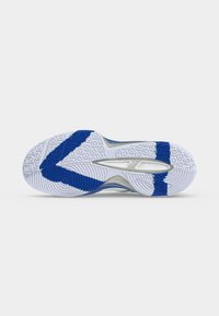 Σόλα αθλητικού παπουτσιού με λευκό και μπλε ελαστικό πέλμα, κυκλικά και γραμμικά σχέδια για πρόσφυση, από κάτω.