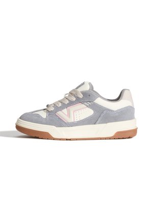 Sneaker mit grauem Wildleder-Obermaterial, weißen Lederakzenten, einer rosa Umrandung an der Seite und einer Gummirubber-Sohle. Schnürdesign.