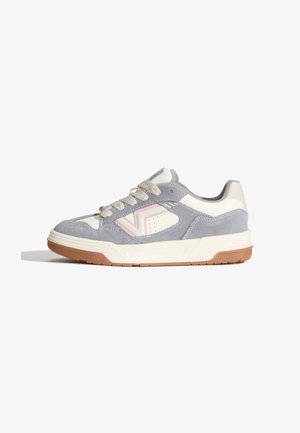 Tenisky s šedým semišovým svrškem, bílými koženými akcenty, růžovým obrysem na boku a gumovou podrážkou. Šněrovací design.