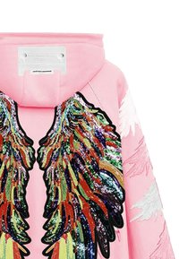 Chaqueta con capucha rosa con grandes diseños de alas de lentejuelas coloridas en la espalda y patrones sutiles de plumas en las mangas.