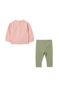 Chemise rose à manches longues pour bébé avec un dos boutonné et leggings verts pour bébé, disposés à plat sur fond blanc.