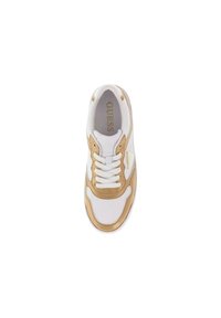 Sneaker bianco con accenti beige, pelle liscia, punta rotonda e lacci bianchi piatti. Presenta il logo "GUESS" in oro sulla soletta.