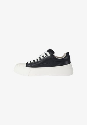 Sneaker in pelle nera con lacci bianchi, punta arrotondata e suola bianca chunky. Presenta cuciture sottili e accenti di design minimalista.