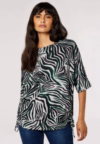 Losse top in een zebra patroon met zwart, groen en grijs; voorzien van korte opgerolde mouwen en verstelbare zijkanten.