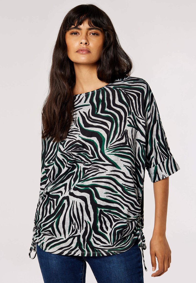 Losse top in een zebra patroon met zwart, groen en grijs; voorzien van korte opgerolde mouwen en verstelbare zijkanten.