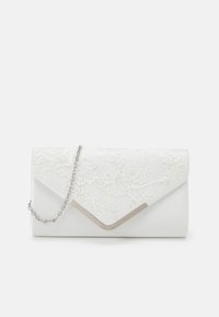 Biała kopertówka z kwiatowym haftem, srebrnymi akcentami, prostokątnym kształtem, klapą na zatrzask oraz odpinanym łańcuszkiem. Gładka tekstura.