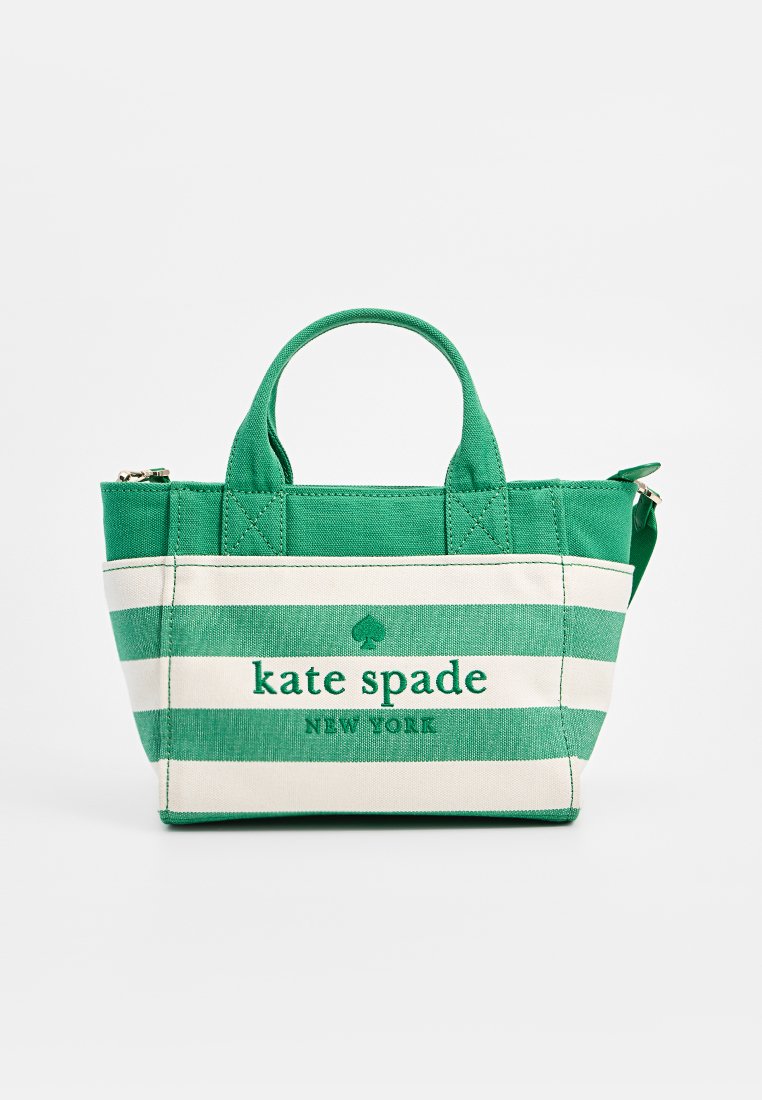 Borsa a spalla in tela a righe verdi e bianche con due manici superiori, una chiusura con zip e la scritta "kate spade NEW YORK" ricamata sul davanti.
