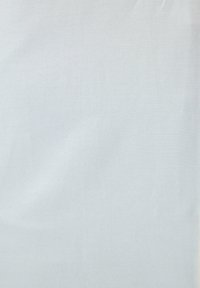 Tejido de algodón en gris claro, textura suave con un sutil brillo, tejido de manera uniforme, sin patrones ni elementos metálicos visibles, con arrugas mínimas.