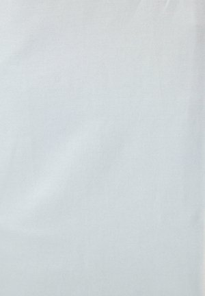 Tejido de algodón en gris claro, textura suave con un sutil brillo, tejido de manera uniforme, sin patrones ni elementos metálicos visibles, con arrugas mínimas.
