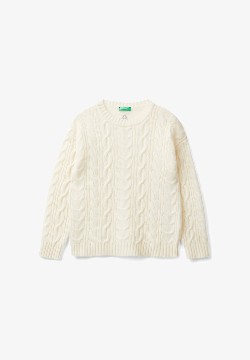 Suéter de punto trenzado color crema con mangas largas y cuello redondo y dobladillo acanalado.