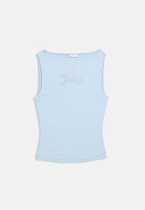 Svetlomodrý top bez rukávov z mäkkej tkaniny, s okrúhlym výstrihom a slovom "Juicy" zdobeným rhinestones na prednej strane.