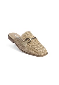 Chaussure ouverte tissée de couleur beige avec un bout arrondi, des éléments décoratifs en or, et une semelle plate, présentant un motif tricoté texturé et des accents beiges.