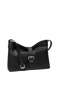 Bolso de hombro de cuero negro con acabado texturizado, parte superior curva, correa desmontable y una hebilla decorativa con un adorno estampado.