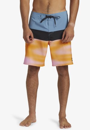 Herren-Badehosen mit einem hellblauen oberen Abschnitt, einem schwarzen Mittelteil und einem Farbverlauf von Orange zu Pink am unteren Ende; mit einem Kordelzugbund.